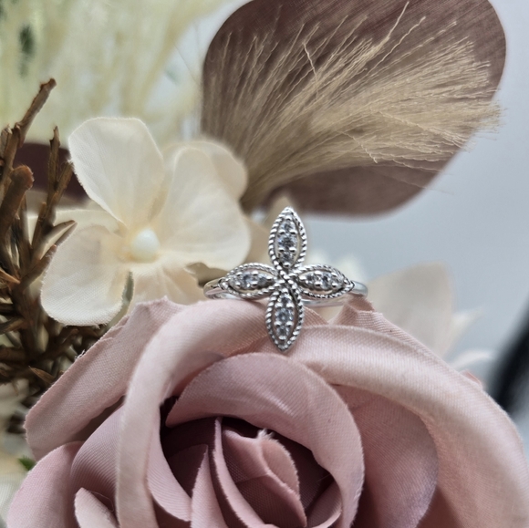♥️ LAVISH PETALS RING - Picture 6 of 7